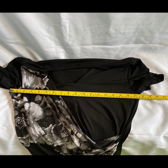 🌷3/$25 Ladies top - Picture 3 of 3